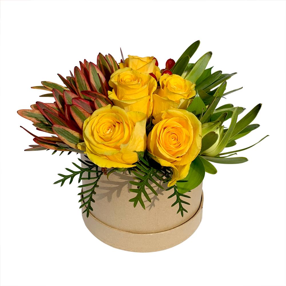 Arranjo ‘Alegria’ – Rosas amarelas e Leucadendros em caixa redonda
