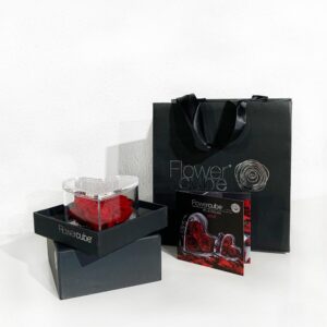 Rosa preservada vermelha em forma de coração em caixa Flowercube