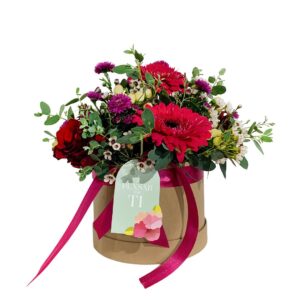 Arranjo 'S. Valentim' - Gerberas e Rosas vermelhas, Hypericum e mix flor campestre em caixa redonda