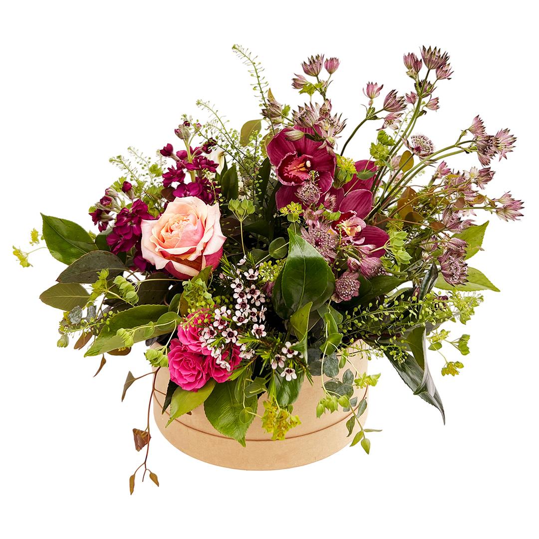 Arranjo ‘Amor’ – Lisianthus, Orquídeas e Flor de Cera em caixa redonda